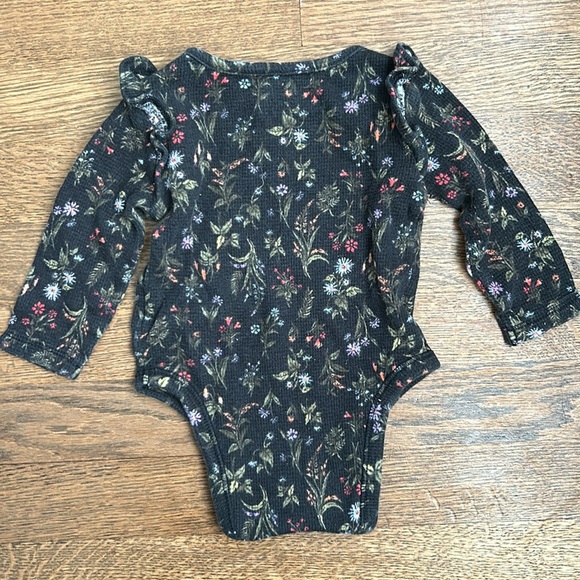 Old Navy Ruffle Ribbed Floral Onesie and Pants Set, Size 3-6 Months - Picture 4 of 7